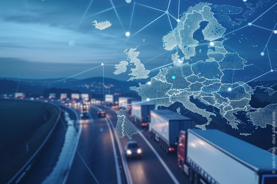 Kamioni na autoputu s digitalnom mapom Evrope koja simbolizuje međunarodni cestovni transport i povezivanje putem berze tereta.