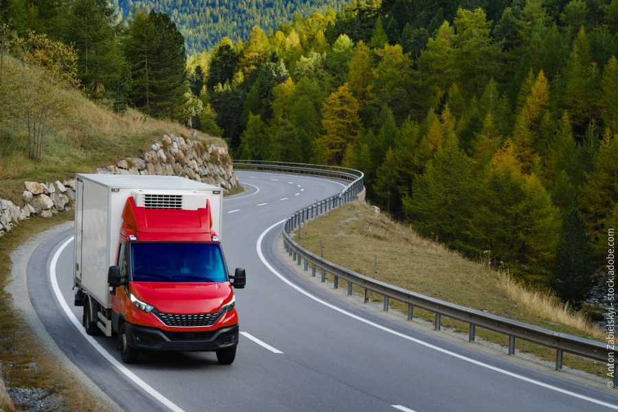 Teretno vozilo do 3,5 t na putu koje simbolizira međunarodni transport i pravila o tahografima